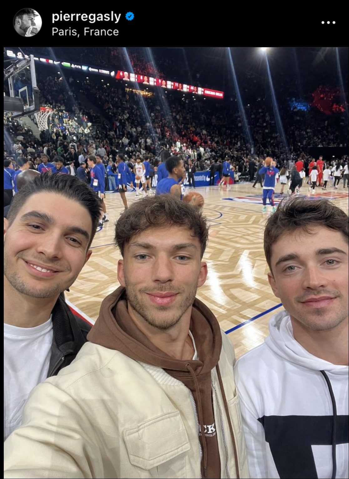 Como bons amigos, Leclerc, Ocon e Gasly assistem jogo de NBA juntos