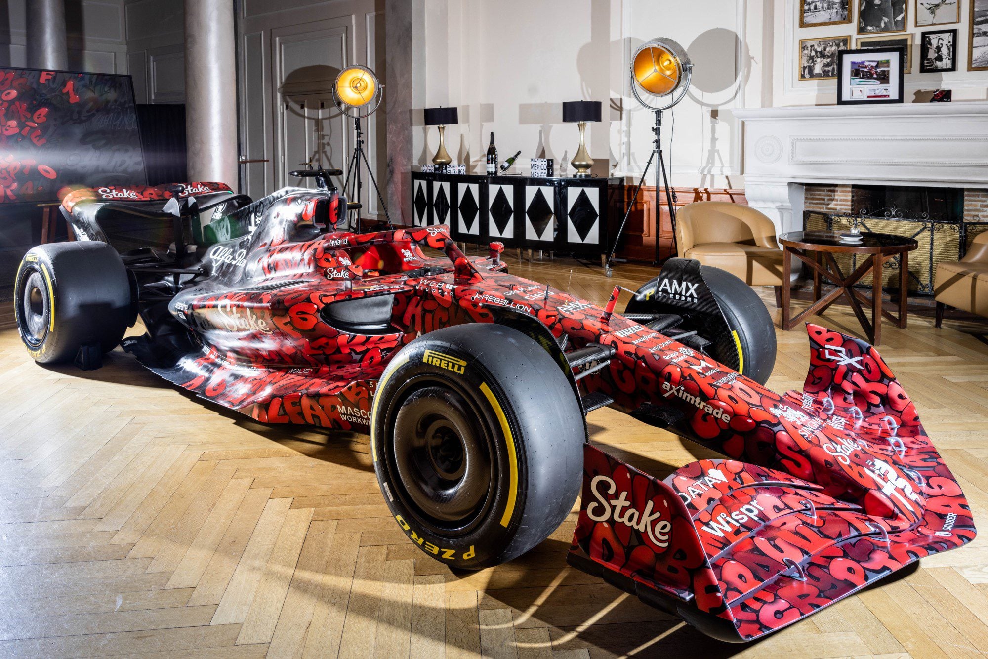 Alfa Romeo F1 apresenta pintura comemorativa criada por BOOGIE