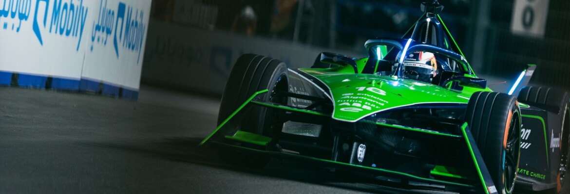 Buemi vem na bandeira quadriculada e lidera TL1 do ePrix de Hyderabad da FE