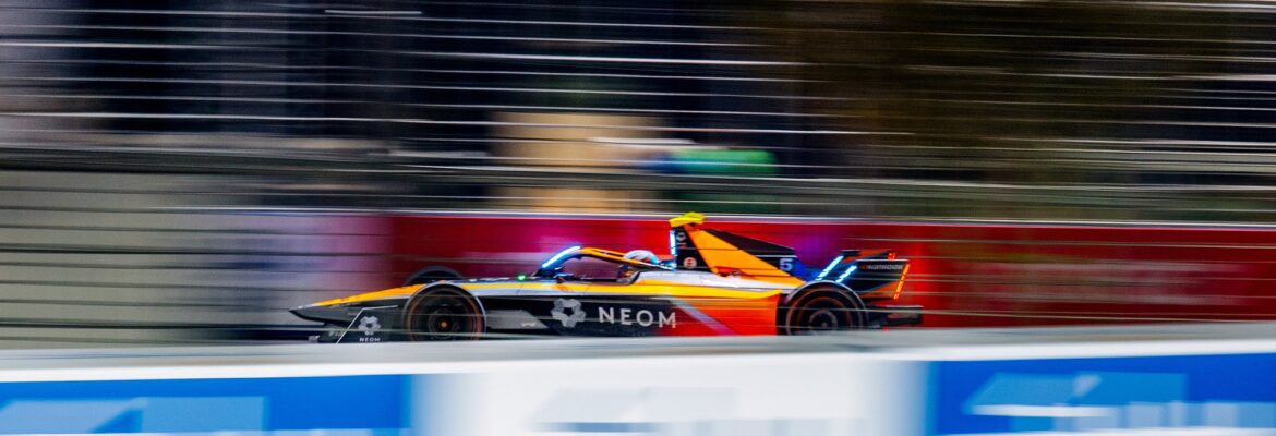 Hughes revela ter “ficado feliz com empurrão” de Evans na corrida 2 da FE em Diriyah