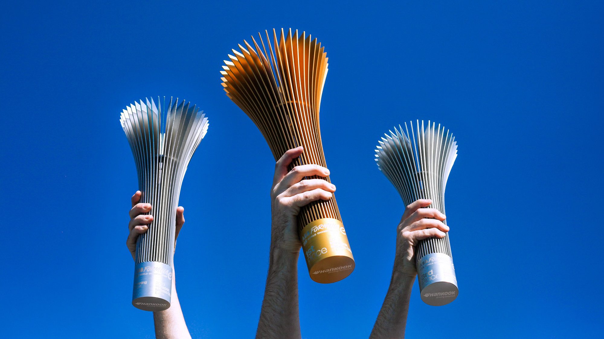 Novos troféus da Fórmula E são inspirados pelo poder, energia e inovação da Era Gen3 Novos troféus da Fórmula E são inspirados pelo poder, energia e inovação da Era Gen3