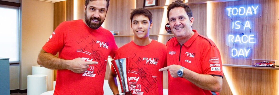 Pedro Clerot recebe troféu da FIA pelo título de campeão da Fórmula 4 Brasil