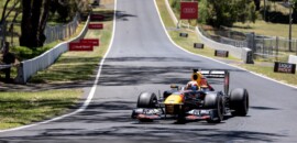 F1: Liam Lawson tem experiência “doida” com Red Bull RB7 em Bathrust