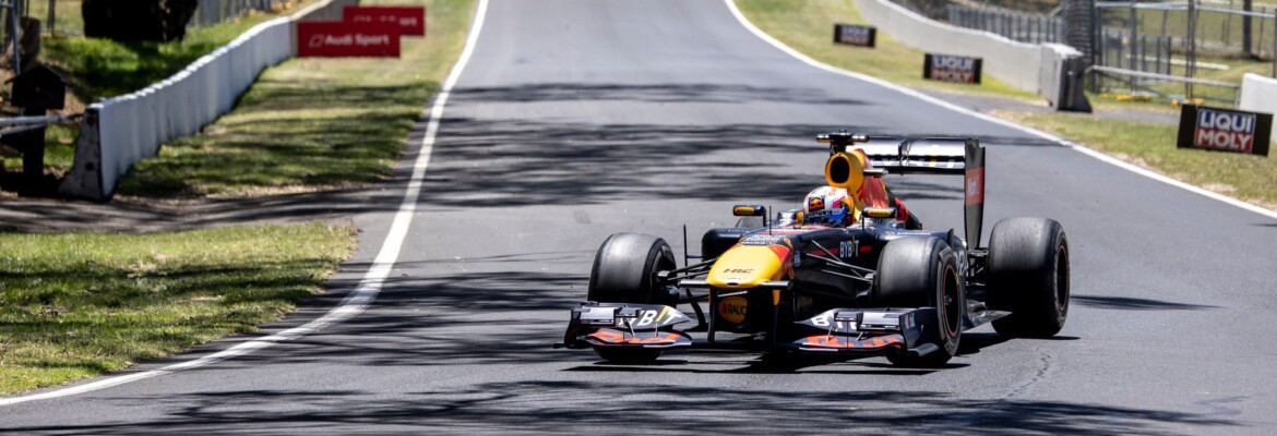 F1: Liam Lawson tem experiência “doida” com Red Bull RB7 em Bathrust