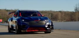 Vídeo: Pilotos da Red Bull Racing experimentam carros Ford