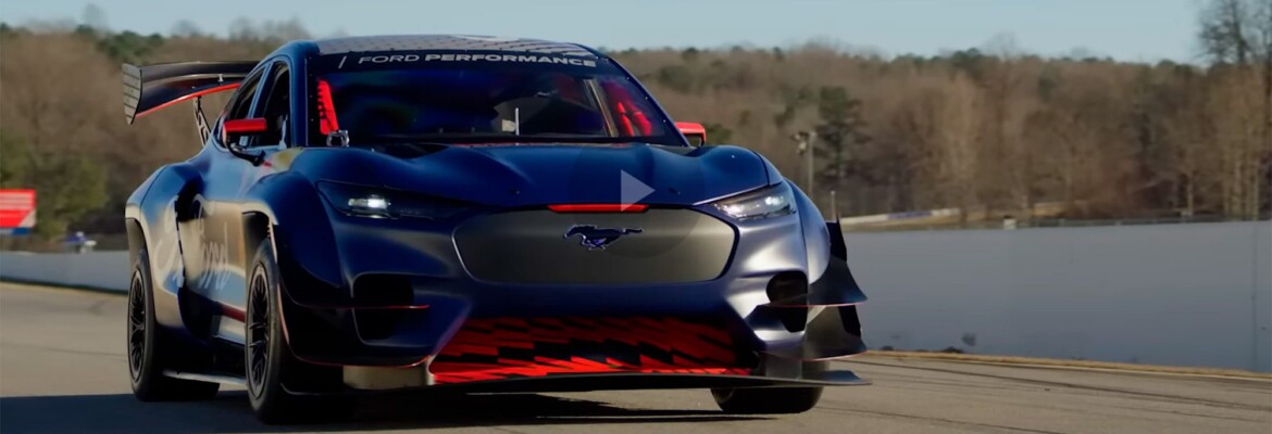 Vídeo: Pilotos da Red Bull Racing experimentam carros Ford