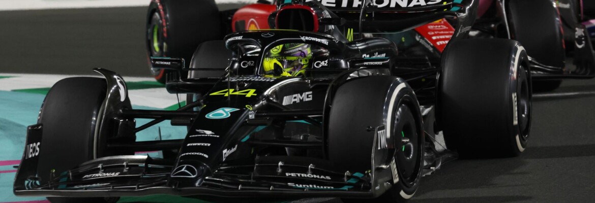 F1: Hamilton aponta diferença de configuração nos carros da Mercedes