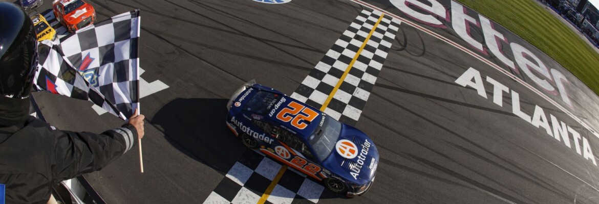 Nascar: Logano “dribla” Keselowski na volta final e vence em Atlanta