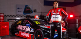 Nelsinho Piquet exibe Toyota Corolla para Stock Car em 2023 com Universal Soluções Automotivas