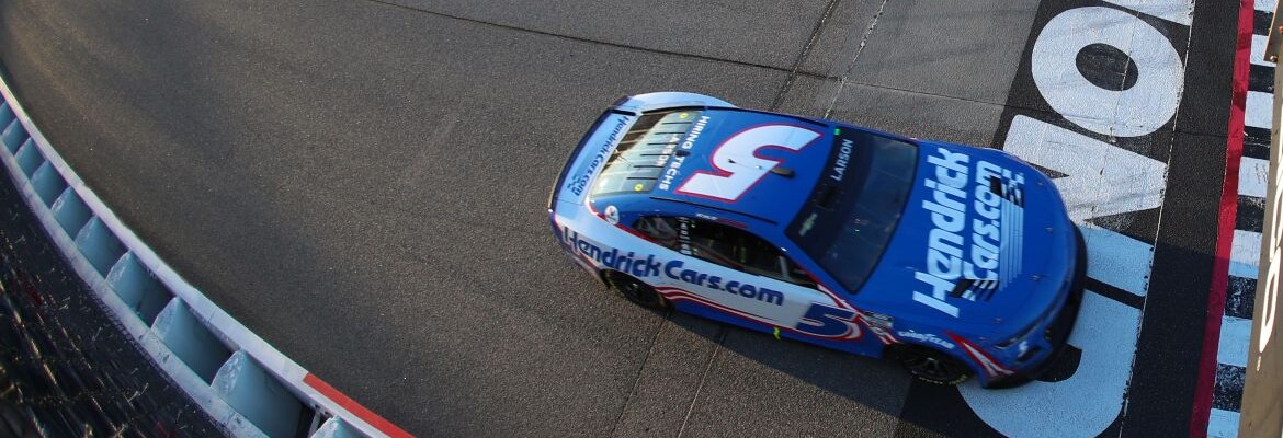 NASCAR: Larson vira líder no final e vence em Richmond