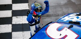 Larson toma a liderança no fim e vence etapa da Nascar em Martinsville