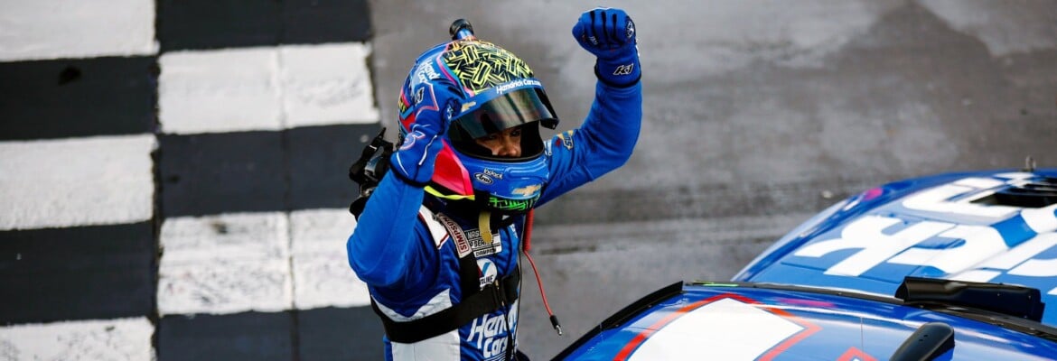 Larson toma a liderança no fim e vence etapa da Nascar em Martinsville