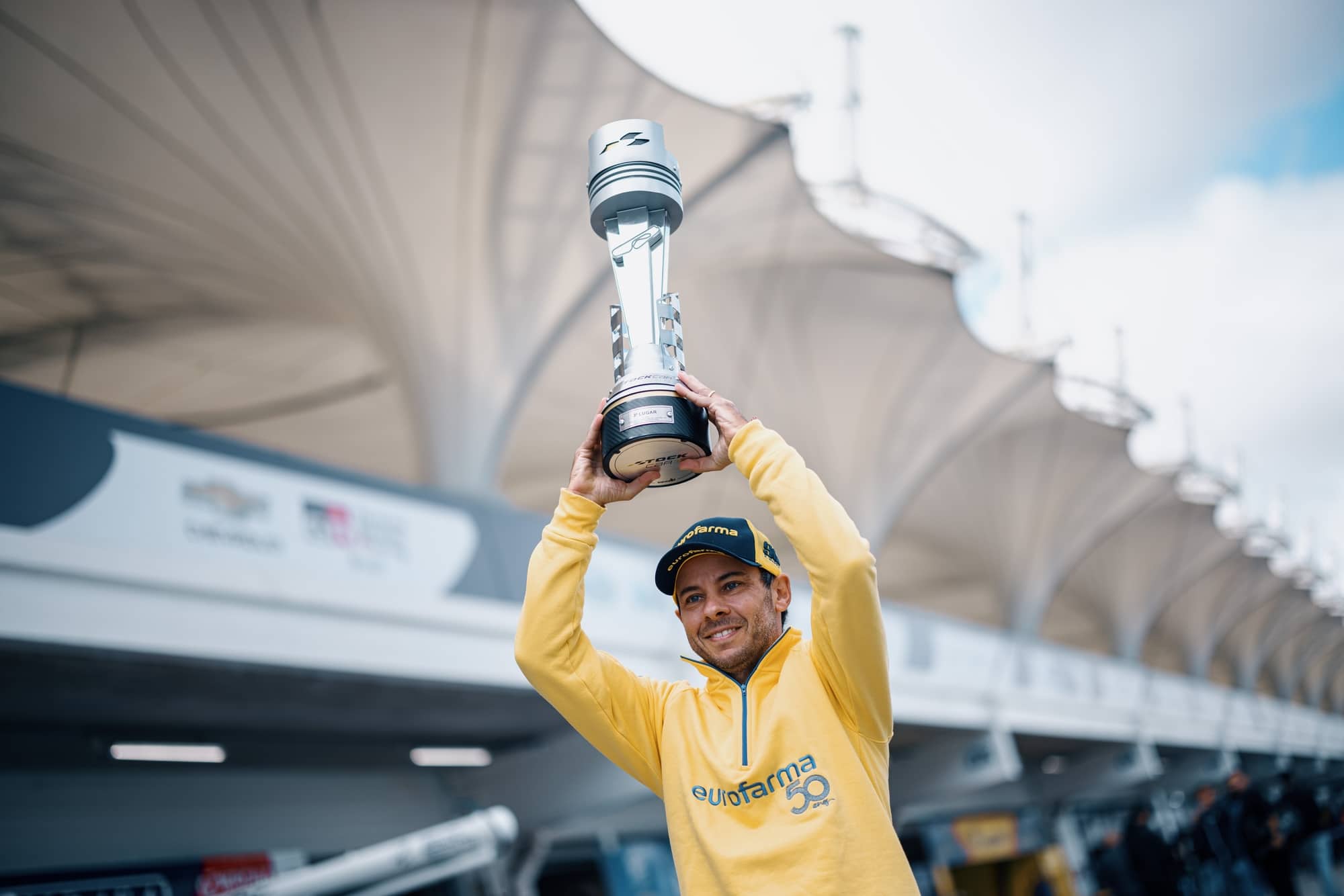 Ricardo Maurício recebe troféu após 19 anos e se emociona: "Foi inesquecível" Ricardo Maurício - Troféu Stock Car 2004
