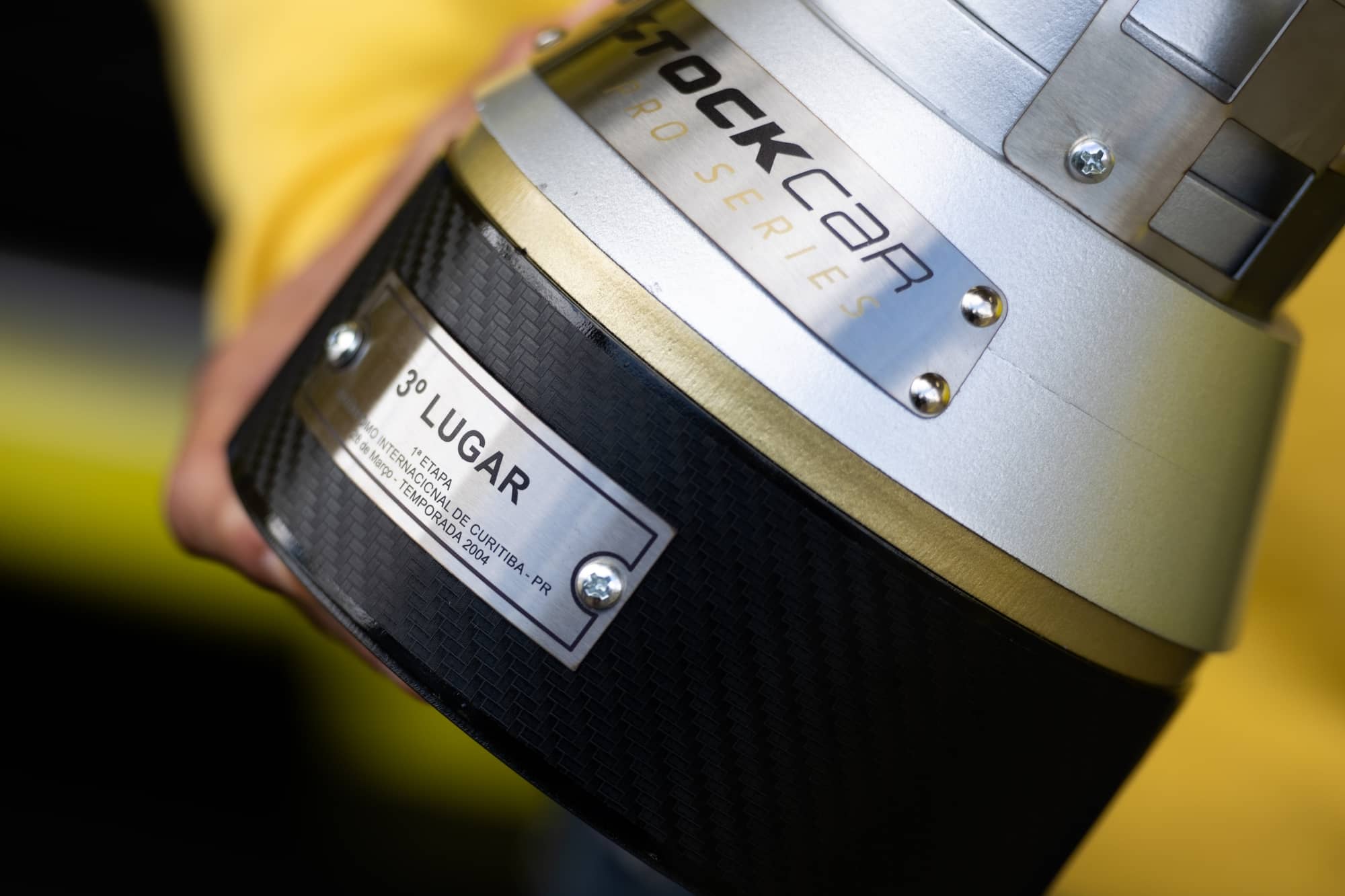 Ricardo Maurício recebe troféu após 19 anos e se emociona: "Foi inesquecível" Ricardo Maurício - Troféu Stock Car 2004