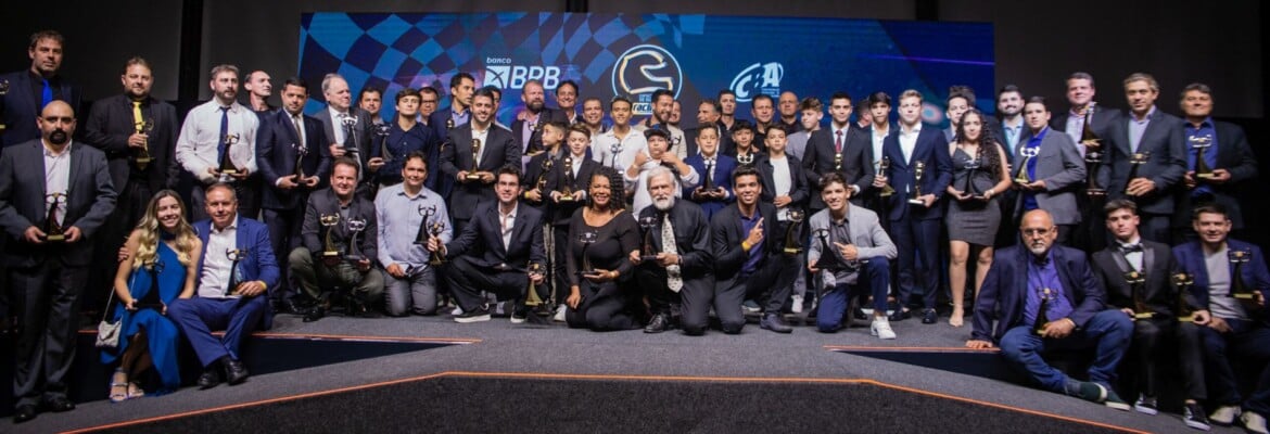 Capacete de Ouro premia melhores pilotos de 2022 em Brasília