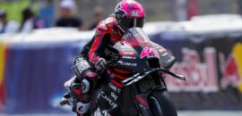 Espargaró surge no fim em treino com chuva e crava pole na Espanha