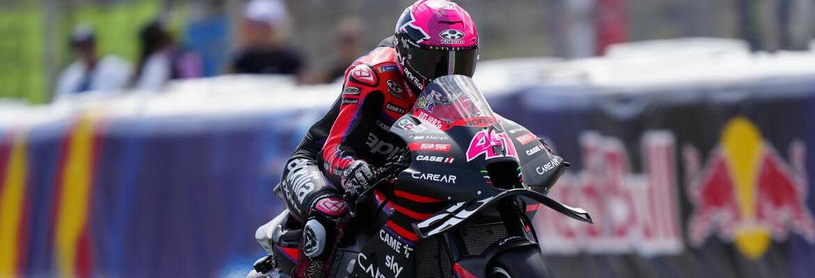 Espargaró surge no fim em treino com chuva e crava pole na Espanha