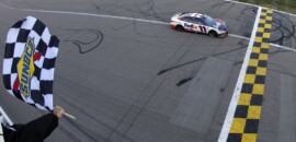 Nascar: Hamlin dá bump em Larson na última volta e vence no Kansas