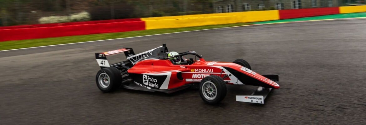 Fernando Barrichello supera problema mecânico e conquista top7 na terceira corrida da F4 Espanhola