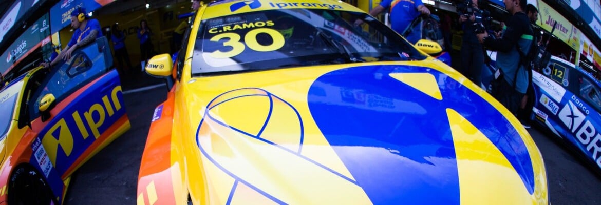 Thiago Camilo vence levando o laço do Maio Amarelo no capô