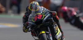 Bezzecchi comanda prova emocionante e acidentada na França; Bagnaia e Márquez caem