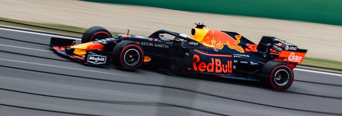 Red Bull iguala marca que só Mercedes e Ferrari alcançaram no século XXI