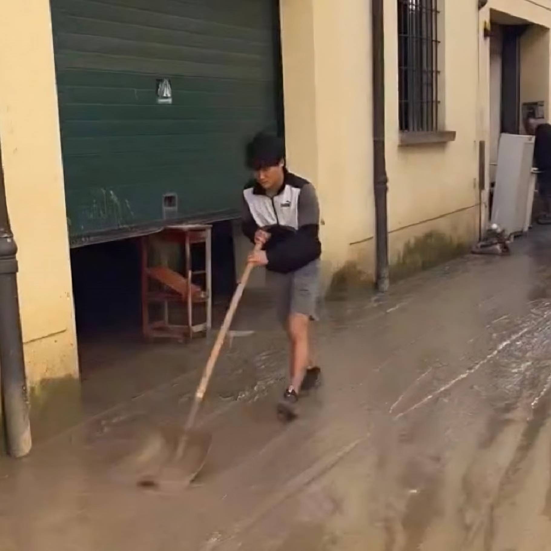 F1: Tsunoda ajuda na limpeza das ruas em Faenza F1: Tsunoda ajuda na limpeza das ruas em Faenza