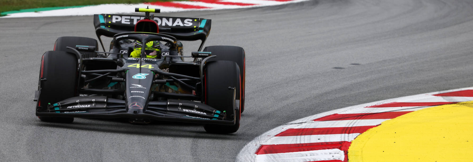 F1: Hamilton não está totalmente satisfeito, mesmo com P1 no segundo treino livre