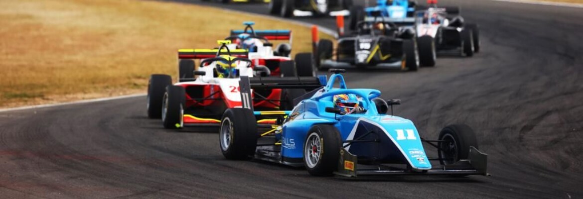 Terceiro na GB3 em Snetterton, Lucas Staico conquistou seu primeiro pódio no automobilismo europeu