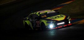 Léo Reis vence corrida noturna e Rafa Reis também vai ao pódio pela D4U Immigration na Nascar Brasil