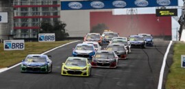 Jovens brigam por prêmio milionário no automobilismo