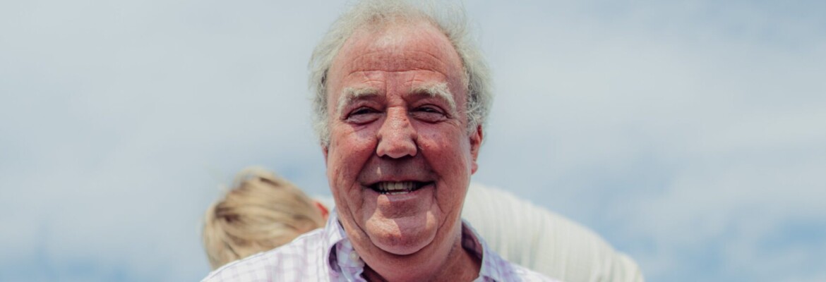 F1: Apresentador de televisão cumpre promessa e distribui cerveja para membros da Alpine após pódio em Mônaco