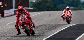 Bagnaia faz pole em classificação mista na Alemanha; Márquez cai três vezes