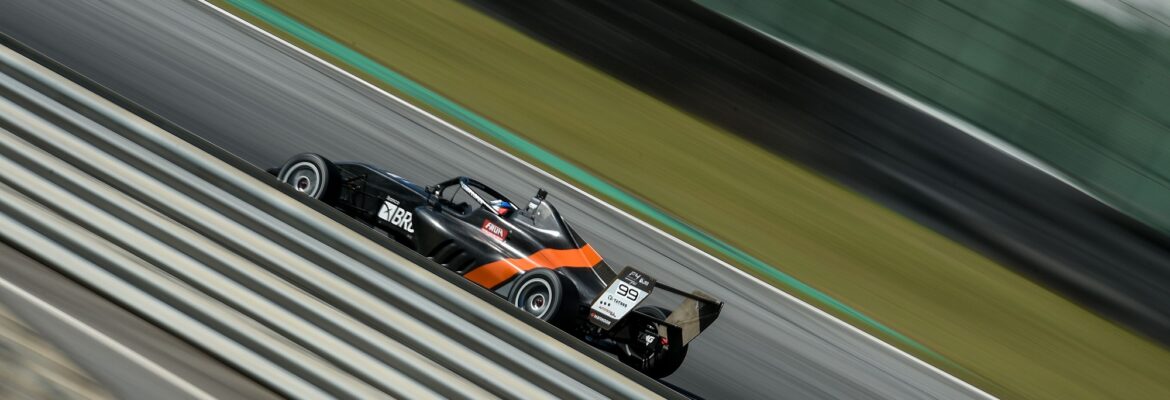 Lopes bate Tessaro, segura Comparatto e vence corrida 1 da F4 Brasil em Interlagos