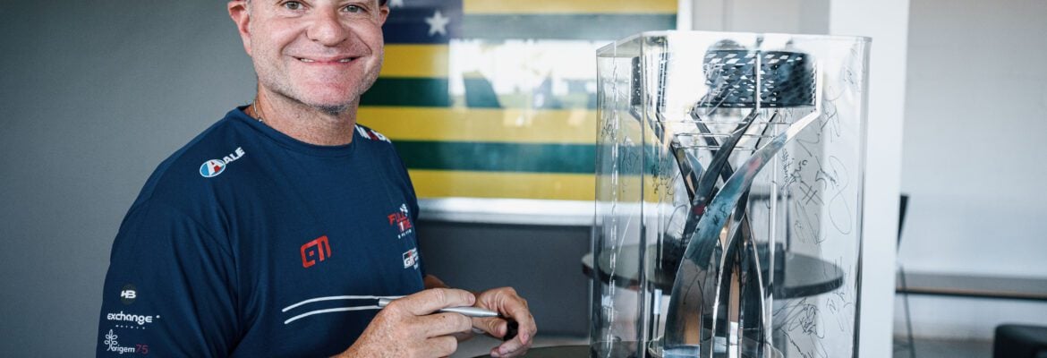 Ação beneficente promove leilão do Troféu dos Campeões assinado por pilotos da Stock Car