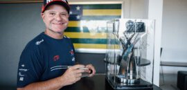 Ação beneficente promove leilão do Troféu dos Campeões assinado por pilotos da Stock Car