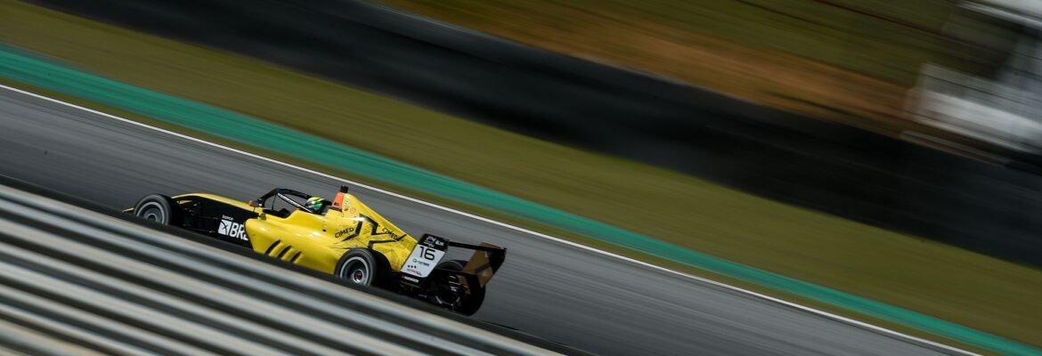 Callejas salta para ponta na largada e vence primeira na Fórmula 4 Brasil em Interlagos