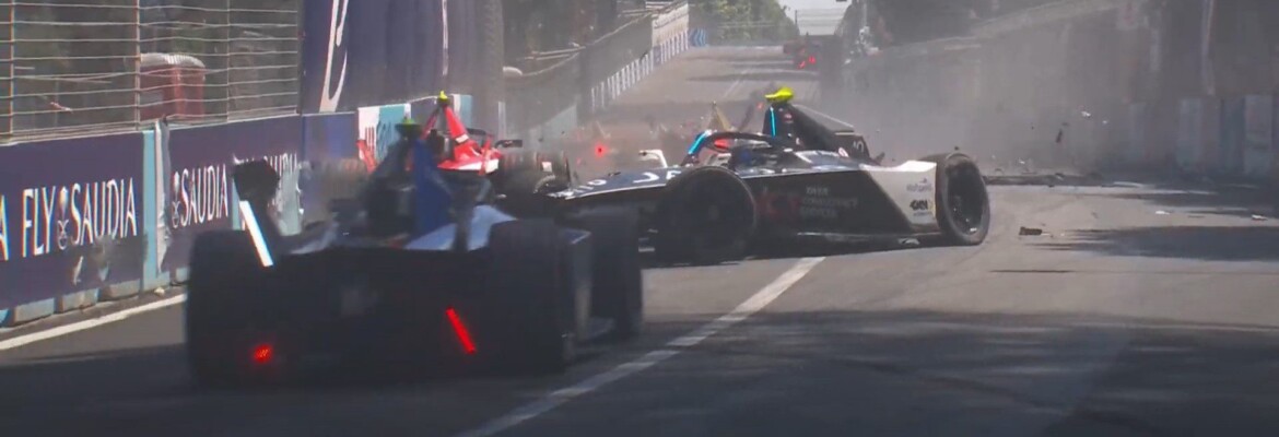 Acidente impressionante interrompe corrida de Fórmula E na Itália