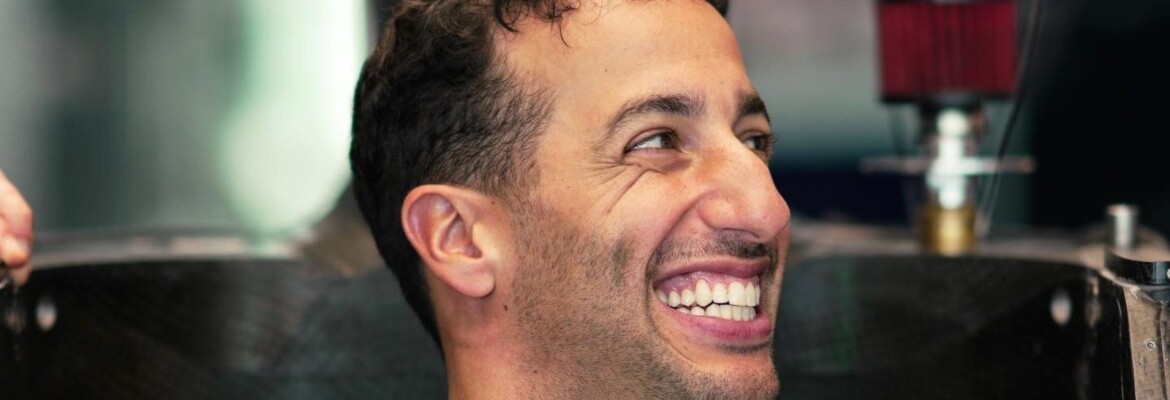 F1: Ricciardo divulga leilão de carro da Toro Rosso de 2012 F1: Ricciardo divulga leilão de carro da Toro Rosso de 2012
