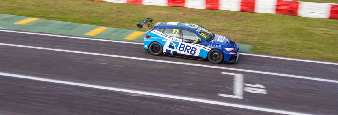 Raphael Reis lidera primeiro dia de atividades do TCR South America Banco BRB em Rivera
