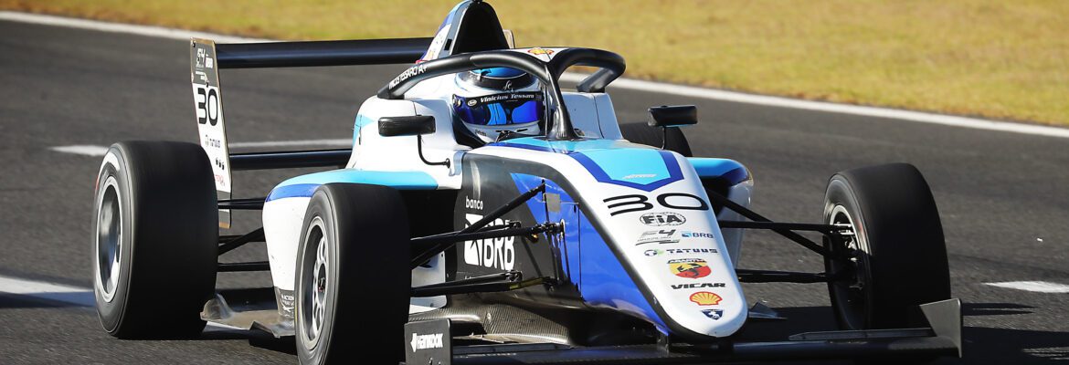 Líder, Tessaro defende vantagem correndo em casa na etapa de Goiânia da F4 Brasil