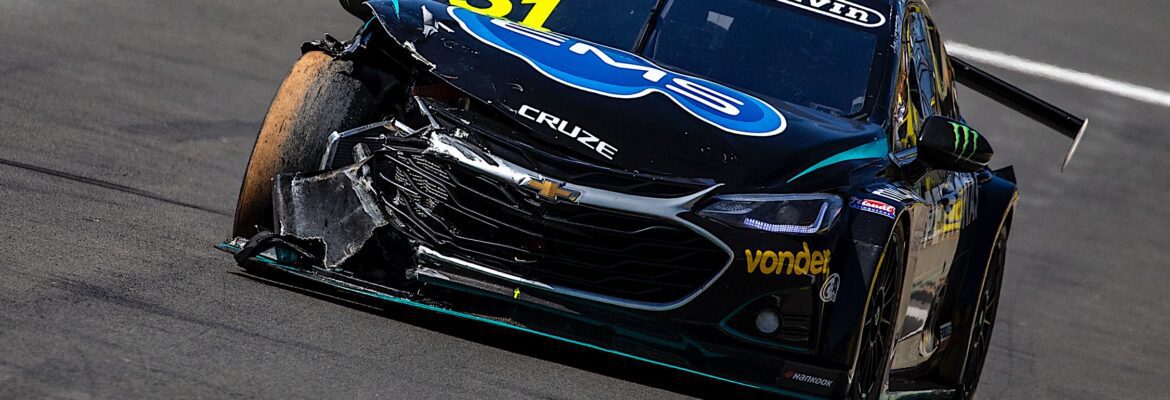 Com carro em evolução e brigando no top10, Átila Abreu é tirado da prova e abandona etapa do Velocitta da Stock Car