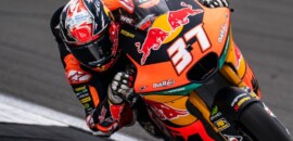 Acosta bate Aldeguer e é pole na Moto2 em condições mistas na Inglaterra