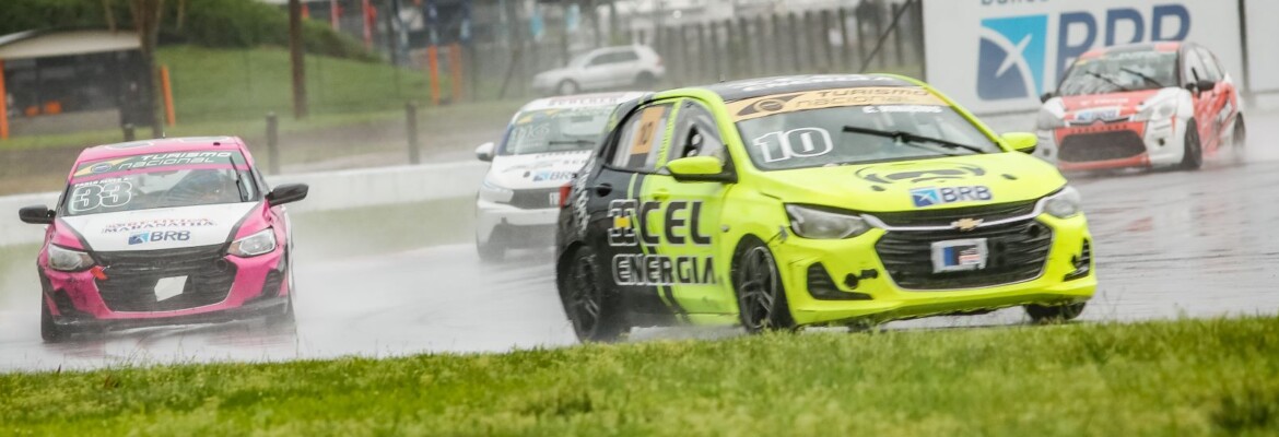 Turismo Nacional completa penúltima etapa com duelos no molhado no Velopark