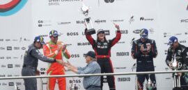 Amuleto da sorte: Bassani leva cachorrinha Fifi para Porsche Cup na Argentina