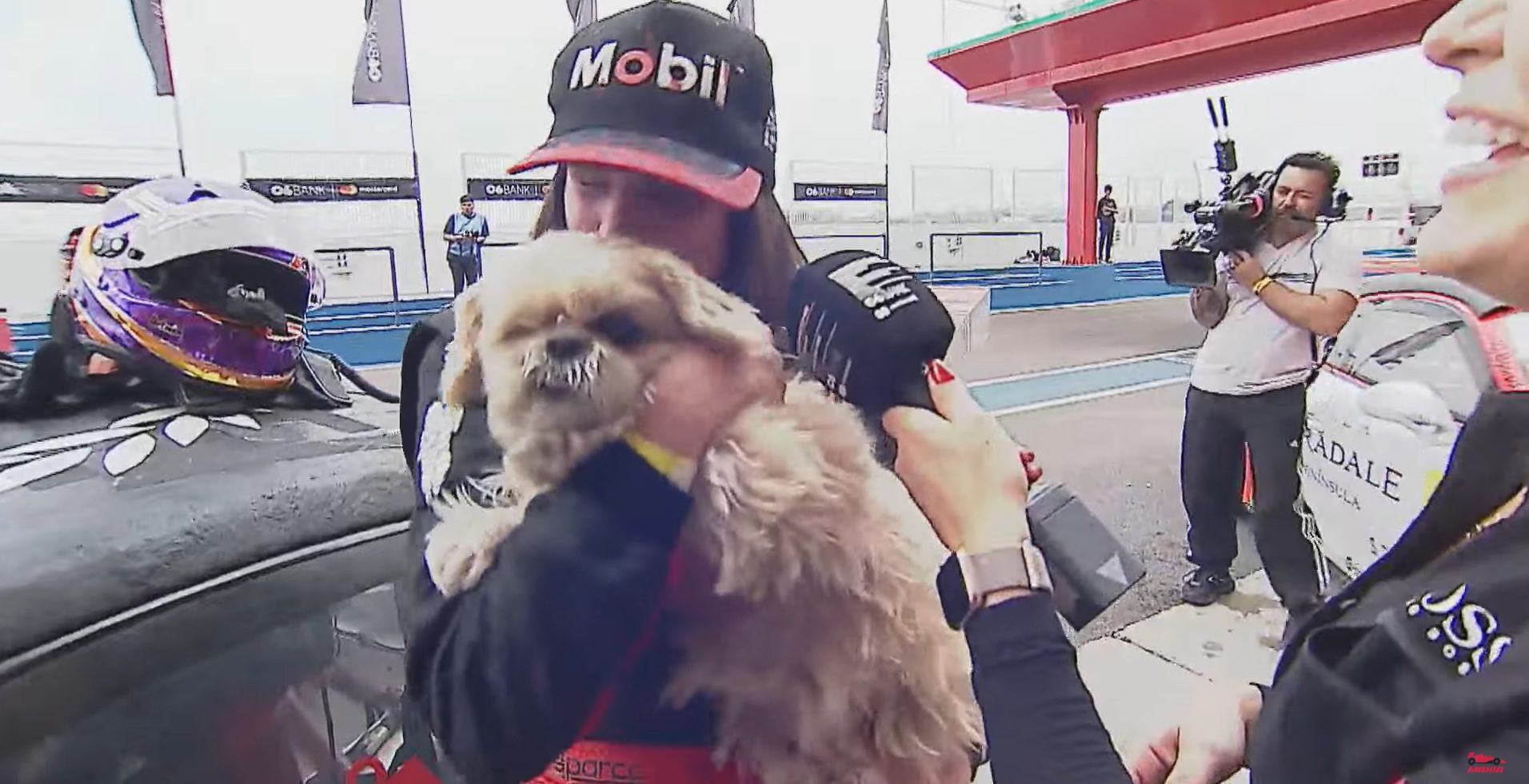 Amuleto da sorte: Bassani leva cachorrinha Fifi para Porsche Cup na Argentina