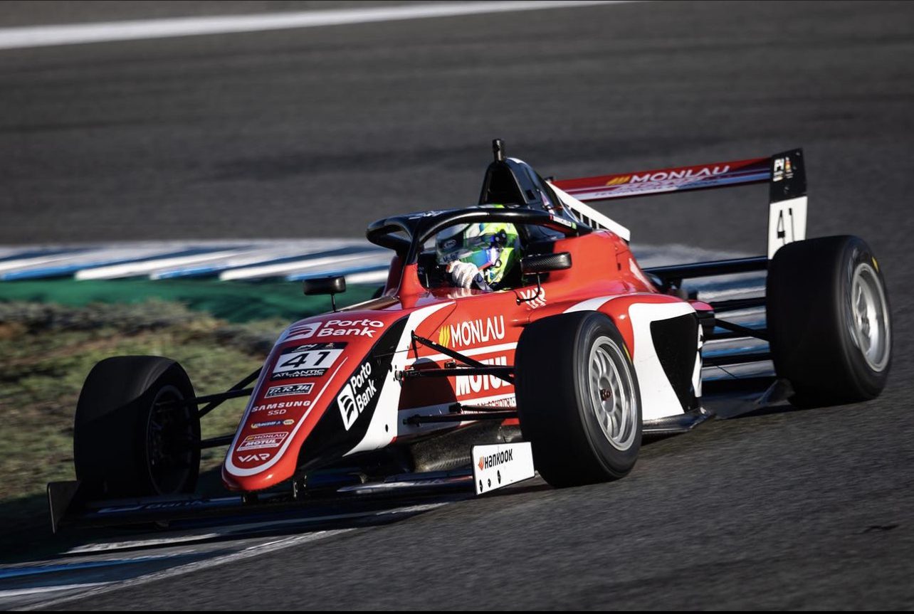 Fefo Barrichello avanza durante la etapa de Jerez de la Frontera en la Fórmula 4 española