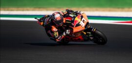 Moto2: Acosta supera Vietti na largada e vence tranquilo em Misano