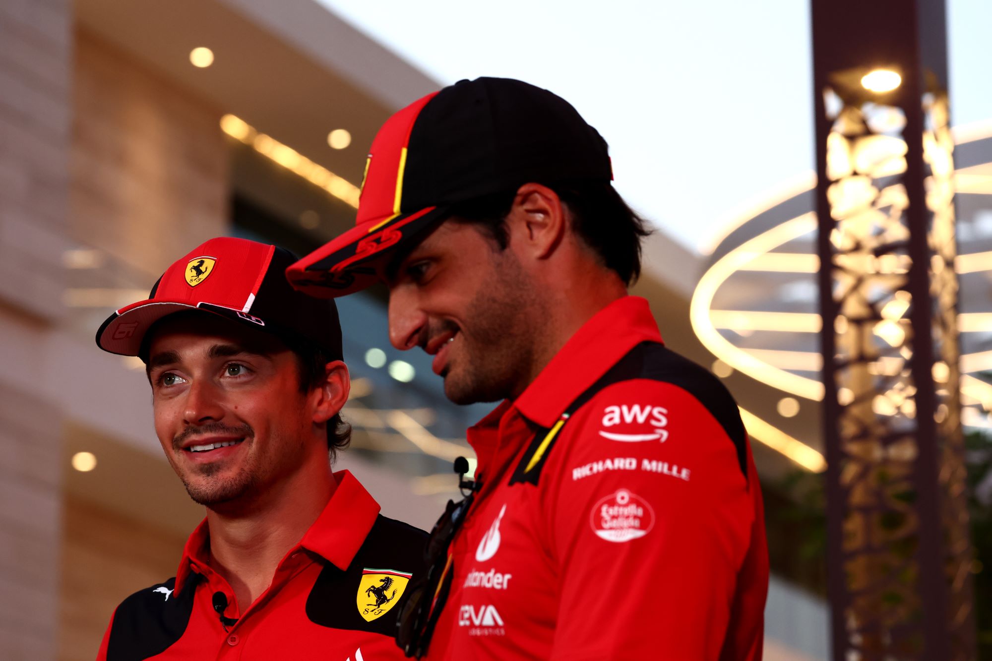 F1: Ferrari presenta nuevos monos de carreras para la temporada 2024