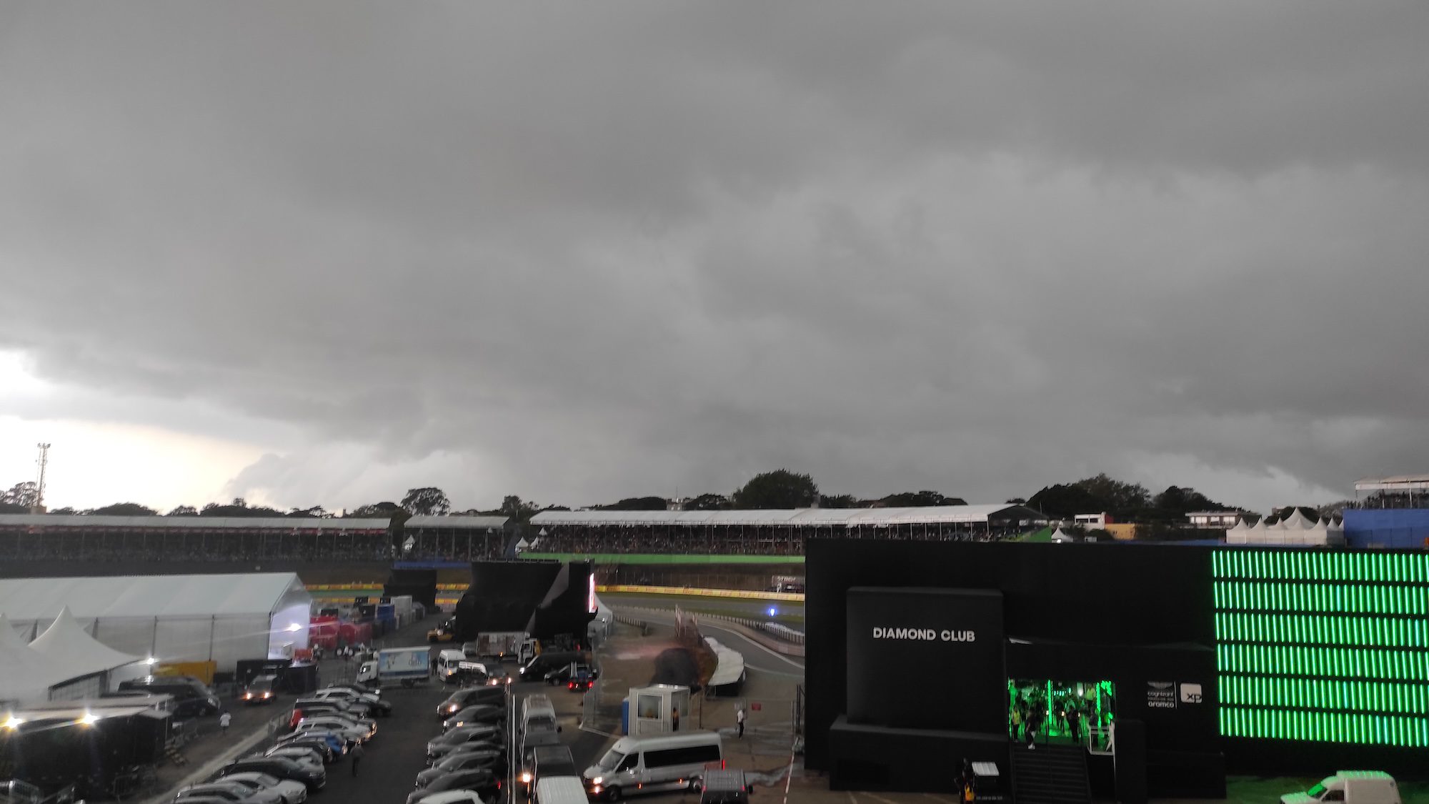 F1: Virou noite! Tempestade chega no fim e interrompe qualificação do GP de São Paulo; veja as fotos F1: Virou noite! Tempestade chega no fim e interrompe qualificação do GP de São Paulo; veja as fotos
